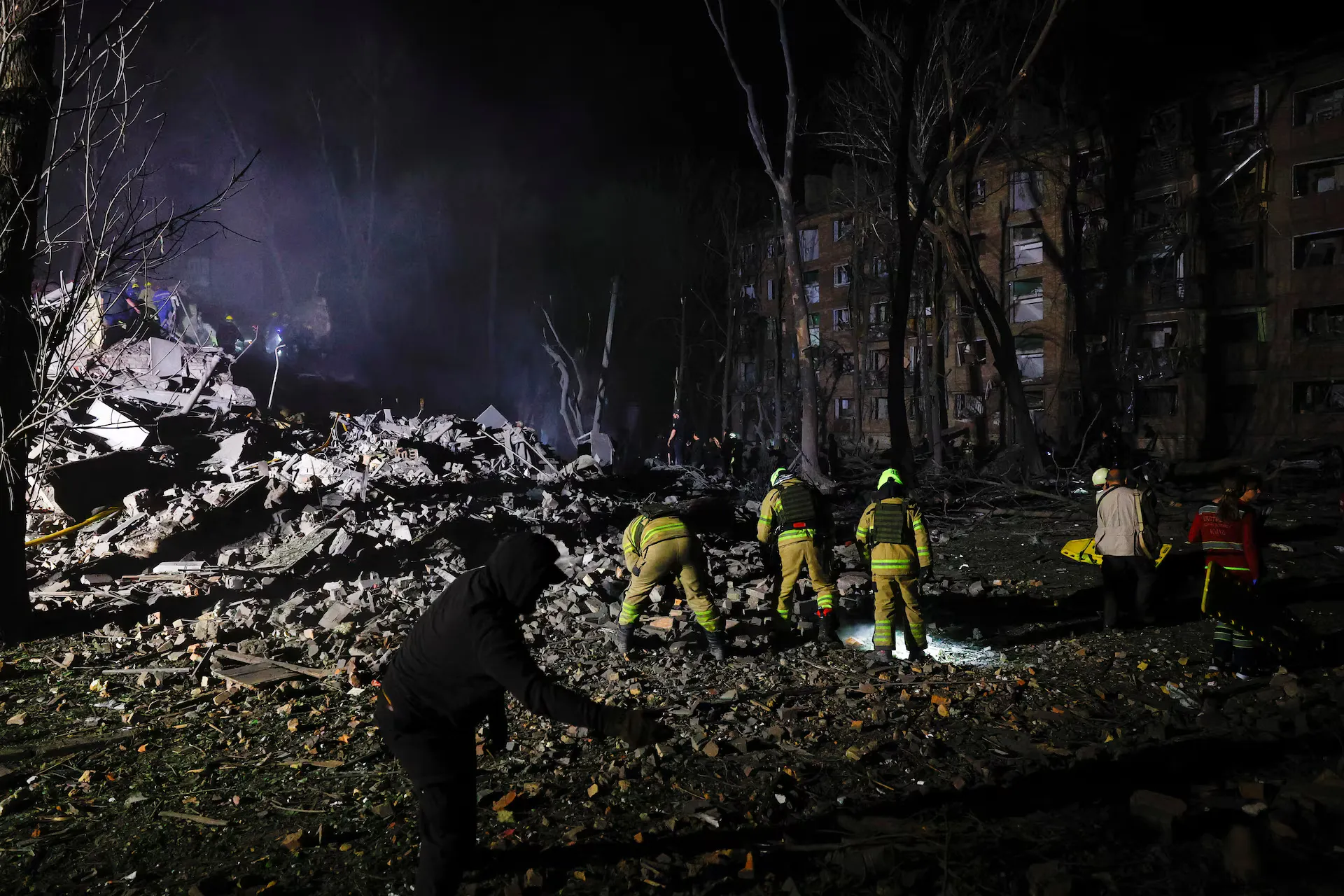 Рятувальники працюють на місці ураження житлового будинку російською балістичною ракетою на тлі нападу Росії на Україну, Київ, Україна, 24 квітня 2025 року.